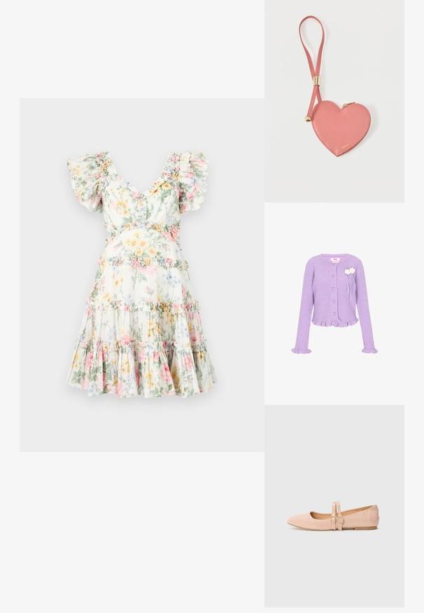 Lilla ribbet strikket cardigan med hjerteformede knapper, flæser ved ærmer og kant, samt to hvide blomsterdekorationer på brystet.; Blomstret kjole i let stof, med flæset ærmer, dyb V-udskæring og lagdelt nederdel med pastelblomster og matchende flæsede detaljer.; Sart rosa patentlæder balletflade med spids tå, der har to justerbare remme og en lav, flad gummisål.; Lyserød hjerteformet lædermøntpose med håndledsrem og guldlås, mærket med lille gyldent "Furla"-tekst.