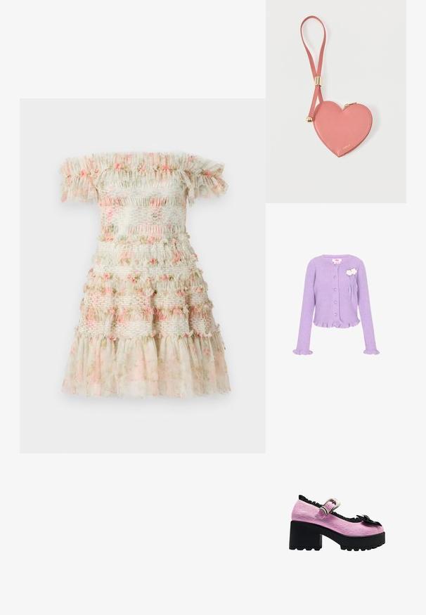 Lilla ribbet strikket cardigan med hjerteformede knapper, flæser ved ærmer og kant, samt to hvide blomsterdekorationer på brystet.; Off-the-shoulder kjole i lys creme med lagdelte flæser og pink blomsterdetaljer. Har smockede elastiske bånd for et struktureret look.; Pink Mary Jane-sko med sort chunky hæl, sort flæsekant, sølvspænde og sort sløjfedetalje på tåen.; Lyserød hjerteformet lædermøntpose med håndledsrem og guldlås, mærket med lille gyldent "Furla"-tekst.