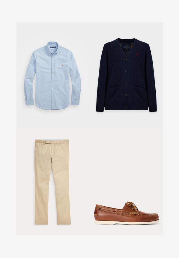 Tmavomodrý kardigán s vrkočovým vzorom, výstrih do V, zapínanie na gombíky, dve predné vrecká a malé červené vyšívané logo Polo Ralph Lauren na hrudi.; Svetlomodrá košeľa s dlhým rukávom na gombíky vyrobená z bavlny, s klasickým golierom a malým červeným vyšitým logom na hrudi.; Béžové nohavice s rovnými nohavicami, s pútkami na opasok a predným zipsom, položené na bielom pozadí.; Hnedá kožená lodná obuv s bielou podrážkou, šnúrka zviazaná na vrchu a kovové oko pozdĺž strán a predného švu.
