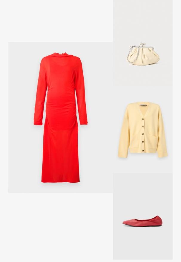 Lichtgele cardigan met V-hals, lange mouwen, vijf knopen aan de voorkant en twee zakken aan de voorste zoom.; Rode lange mouw jurk van gladde, rekbare stof. Kenmerkt zich door geplooide details bij de taille en een hoge halslijn, met een lange snit tot op de vloer.; Filippa K REY FLATS - Ballerina's - bright red; Geplooide beige leren clutch met een zilveren metalen frame, voorzien van twee ronde decoratieve sluitingen en een zilveren kettingriem.