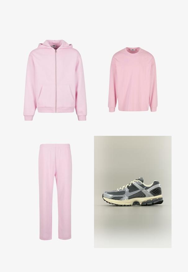 Urban Classics URBAN CLASSICS FLUFFY ZIP HOODY - Sweat zippé - softpink; T-shirt à manches longues rose clair en coton. Doté d'un col rond et d'une coupe décontractée. Aucun motif visible ni détail en métal.; Pantalons de survêtement rose clair en coton doux. Dotés d'une taille élastique et d'une coupe droite et décontractée. Pas de poches visibles ni de motifs.; Chaussure de running Nike grise et noire avec des lacets blancs et une semelle beige, vue de côté sur un fond neutre.