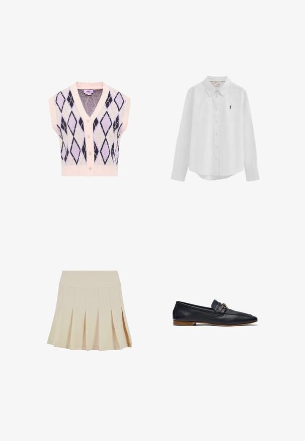 Mouwloos roze gebreid vest met knopen aan de voorkant en zwart-lavendel argyle ruitpatroon.; Witte blouse met lange mouwen, knopen en kraag, met een klein zwart geborduurd logo van een polo-speler op de linkerborst.; Beige geplisseerde rok met een aangesloten tailleband, gemaakt van een gladde stof. Kenmerkt zich door meerdere verticale plooien en een rechte zoom.; Marine leren instapper met een strak ontwerp, spitse neus, minimale stiksels en een decoratieve gouden accent op de leren band. Platte houten hak.
