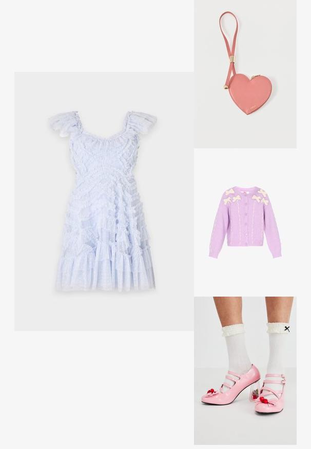 Lila cardigan met crèmekleurige strikapplicaties. Gebreide stof, ronde halslijn, knoopsluiting en textuurdetails langs de mouwen en voorkant.; Lichtblauwe jurk met gerafelde schouderbanden, gestructureerde stof, gelaagd ontwerp en stippenaccenten. Uitlopende zoom met franjes doorheen.; Roze gepatineerde leren hakken met een ronde neus, drie bandjes en kersenversieringen. Heldere blokhak met florale accenten. Witte geribbelde sokken.; Roze leren muntportemonnee in hartvorm met polsbandje en gouden rits, gebrandmerkt met kleine gouden tekst "Furla".