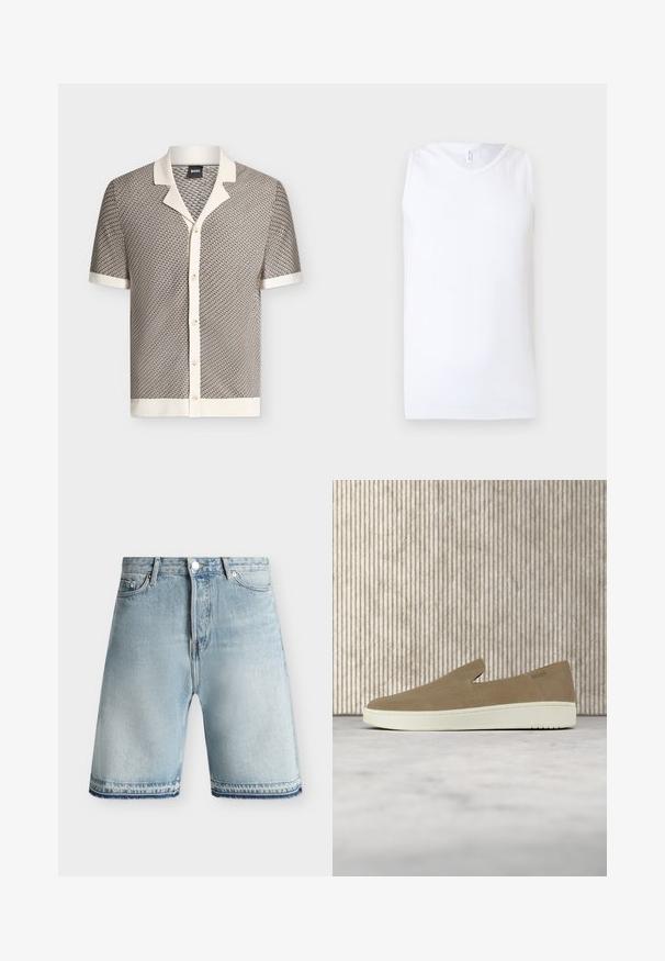 Chemise à manches courtes à boutons avec col, poignets et ourlet crème, présentant un petit motif géométrique répétitif dans des tons neutres.; Débardeur blanc sans manches en tissu côtelé avec encolure ronde sur fond clair uni.; Short en denim bleu clair avec fermeture bouton et zip, passants de ceinture, poches avant et ourlets effilochés sur fond uni.; Chaussure beige sans lacets avec semelle blanche, présentée en suspension sur un tapis clair avec un mobilier transparent de couleur ambre en arrière-plan.