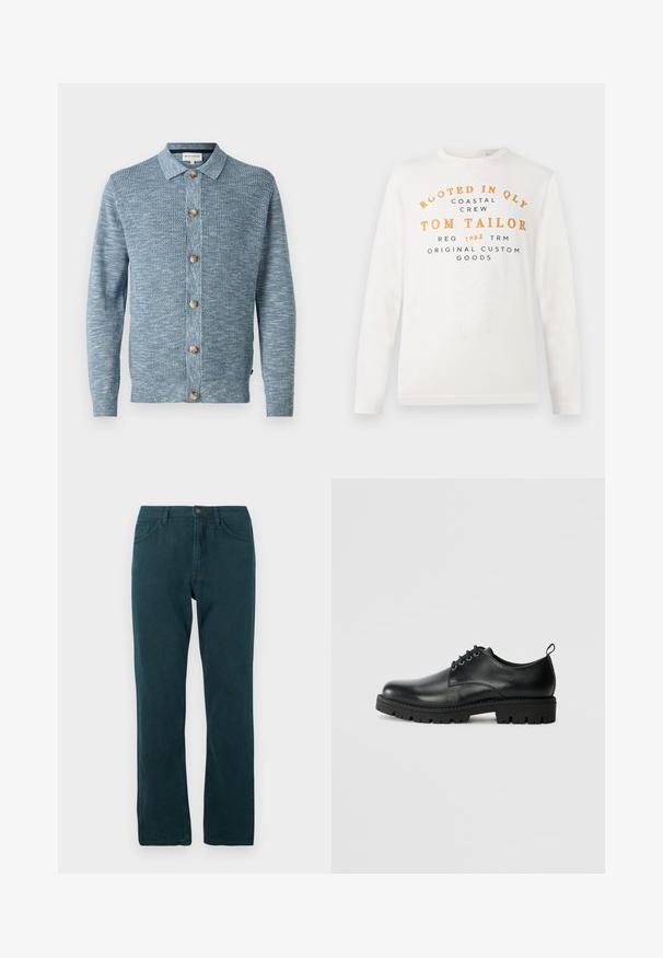 Cardigan en tricot bleu clair avec un motif texturé, doté d'une fermeture à boutons à l'avant et de boutons en bois, avec des manches longues et un col classique.; Chemise blanche à manches longues avec un texte orange et noir indiquant "Rooted in QLY Coastal Crew Tom Tailor Reg 1962 TRM Original Custom Goods" sur le devant.; Jean droit bleu canard avec fermeture à bouton et zip à l'avant, poches avant et arrière, présenté à plat sur fond blanc.; Chaussure en cuir noir à bout arrondi, présentant un design à lacets, une semelle en caoutchouc noire robuste et un petit onglet de talon à l'arrière.