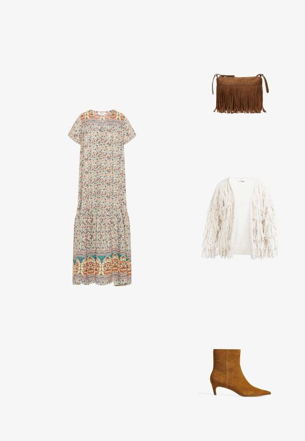 Fringe cardigan in crème, met een getextureerde geweven stof en losse franjes langs de mouwen en de voorranden, open voorkant ontwerp.; Floral maxi-jurk met een roomkleurige achtergrond, kleurrijke bloemenpatronen, korte mouwen, een ronde halslijn en een rucheszoom.; Bordeaux suède enkellaarsjes met een spitse neus en een lage kittenhak. Het ontwerp heeft een gladde textuur en een naadloze bovenkant.; Bruine suède crossbodytas met lange franjes en ritssluiting op een witte achtergrond.
