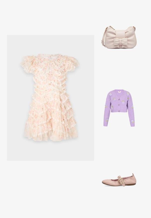 Lilla cropped cardigan lavet af ribbet stof, med broderede roser og grønne accenter, V-udskæring og tre knapper.; Blomstermønstret kjole i pastelfarvet pink og crème, med lagdelte flæser og blonder detaljer. Korte puffærmer og en rund halsudskæring.; Lyserød læder flatsko med rundet tå, dekorativ rem og stor guldbeklædt spænde, lav hæl og trækkestrop ved hælkanten.; Lille, sart lyserød håndtaske med en stor sløjfe foran, gyldent lynlås og justerbar skulderrem, vist mod en hvid baggrund.