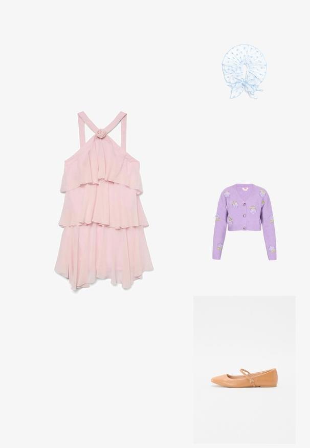Lilla cropped cardigan lavet af ribbet stof, med broderede roser og grønne accenter, V-udskæring og tre knapper.; Lys rosa ærmeløs kjole med lagdelte flæser, prydet med en roseaccent bagpå og krydsede stropper, lavet af letvægtsstof.; Nude læder balletklip med spids tå, udvendig rem og rund hardwaredetalje. Glat tekstur og minimalistisk design.; Lyseblåt polkaprikstofkrave med flæser og en bundet sløjfe foran, designet som et dekorativt halsaccessory.