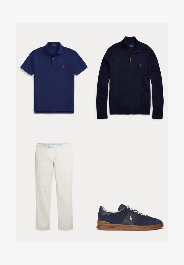 Marineblauwe trui met volledige ritssluiting, hoge kraag, lange mouwen, twee voorzakken en een klein geborduurd logo op de linkerborst.; Marineblauw polohemd met kraag, twee knopen, korte mouwen en klein rood Ralph Lauren-logo op de linkerborst.; Rechte broeken in roomkleur met riemlussen en een verborgen voorsluiting op een effen achtergrond.; Marineblauwe lage sneaker met witte veters, bruine zool en Polo-spelerlogo aan de zijkant, gezien van links.