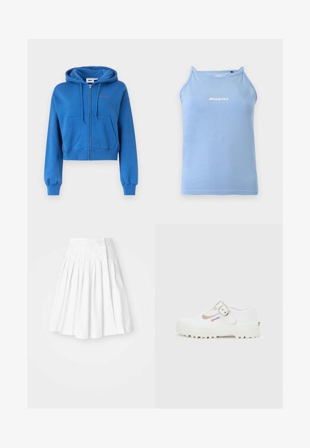 Blauwe cropped hoodie met ritssluiting, voorzak, capuchon met trekkoord, geribbelde manchetten en subtiel logo op de linkerborst.; Lichtblauw mouwloos tanktopje van het merk Dickies met dunne bandjes en een klein zwart knoopje bij de halslijn.; Witte geplooide rok met een strakke tailleband, voorzien van een knoopsluiting aan de zijkant en een gladde, frisse textuur.; Witte canvas Mary Jane-schoen met dikke profielzool en zilveren gesp, voorzien van een klein "Superga"-label aan de zijkant.
