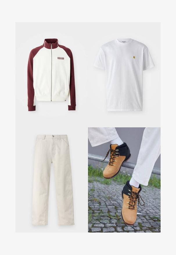 Reißverschluss-Sweatshirt in Off-White mit burgunderfarbenen Raglanärmeln. Verfügt über gerippte Bündchen und Saum sowie ein kleines Logo auf der Brust. Glatte Textur.; Weißes Baumwoll-T-Shirt mit kurzen Ärmeln, Rundhalsausschnitt, mit einem kleinen goldenen Logo im linken Brustbereich. Weicher Stoff und normale Passform.; Hellbeige, gerade geschnittene Hose mit dezenten vertikalen Streifen, vorderem Knopfverschluss, Gürtelschlaufen und Seitentaschen.; Braune und schwarze Wanderschuhe mit Obermaterial aus Wildleder, goldenen Ösen und gemusterten Schnürsenkeln, die auf einem Geländer über Kopfsteinpflaster ausgestellt sind. Weiße Socken sind sichtbar.