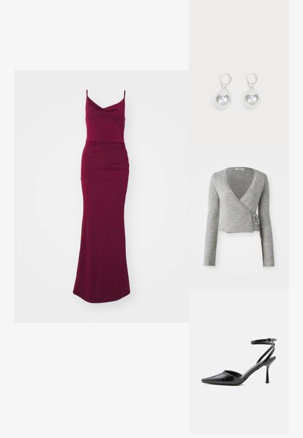 Grijze wikkelcardigan van zacht breigoed, met lange mouwen, een diepe V-hals en een strikdetail op de taille.; Bordeaux maxi-jurk met een cou neckline, dunne bandjes, nauwsluitende lijfje en gedrapeerde details op de heup voor een gestroomlijnde silhouette.; Zwarte pumps met puntige neus, dunne enkelbandjes en een zilveren gesp op een effen lichte achtergrond.; Zilveren druppeloorbellen met gladde, ronde, reflecterende oppervlakken die hangen aan klapring-sluitingen. Achtergrond is puur wit.