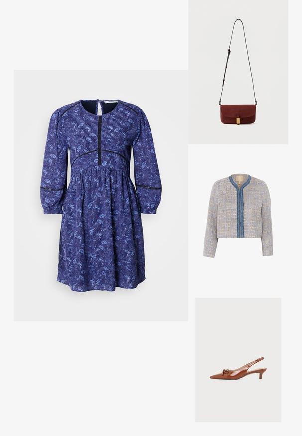 Tweedjacke in Hellbeige und Blau mit strukturiertem Muster, rundem Ausschnitt, Frontverschluss und blauer Borte mit dekorativen Akzenten.; Lila Kleid mit strukturierter Stoffoberfläche, Blumenmuster, langen Puffärmeln und rundem Ausschnitt. Verfügt über einen Knopfverschluss am Rücken.; Brauner Slingback-Kitten-Heel-Schuh aus Lackleder mit spitzer Zehenpartie und kleinem Schleifendetail vor einfarbigem Hintergrund.; Kleine, dunkelrote Wildleder-Umhängetasche mit verstellbarem dünnem Riemen und goldfarbenem Verschluss, der mittig auf der vorderen Klappe angebracht ist.