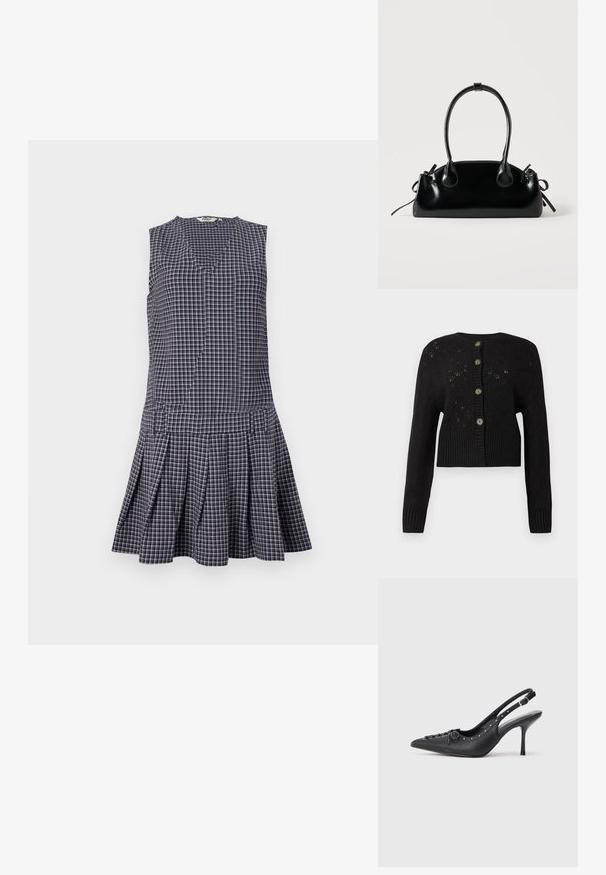 Sort cropped cardigan med et struktureret strikket mønster, der har en ribbet kant og fem runde brune knapper ned ad forsiden.; Marineblå ternet kjole med V-hals, ærmeløst design, plisseret nederdel og struktureret talje. Fremstillet af letvægtsstof.; Sorte læder slingback stiletto med spids tå, side spændebånd, nitter langs kanten og dekorativ snøring foran.; Lille sort blank håndtaske med to lange håndtag og snøre-detaljer i siden på en ensfarvet lys baggrund.