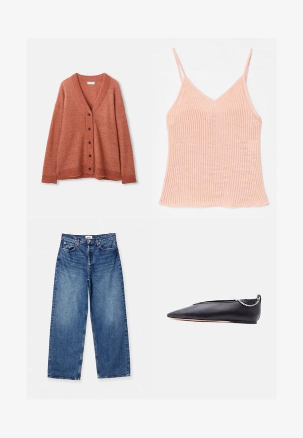 Roestkleurige wollen cardigan met V-hals, vijf donkere knopen aan de voorkant, geribde manchetten, onderrand en halslijn.; Perzikkleurige gebreide camisole, met dunne verstelbare bandjes, een V-hals ontwerp, geribbelde textuur en een rechte zoom.; Lichtblauwe wijde spijkerbroek van denim, met een klassiek vijf-pocket ontwerp, zichtbare stiksels en een middelhoge tailleband.; Zwarte leren platte schoen met een puntige neus, een lage hak en een zilveren kettingdetail aan de achterkant, tegen een effen achtergrond.