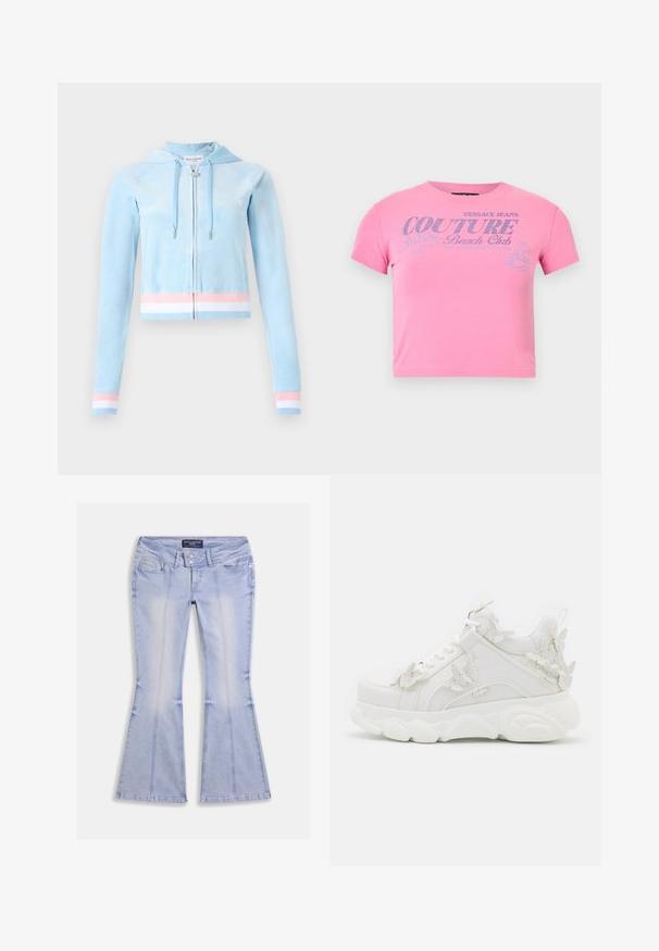 Korte gebreide hoodie in lichtblauwe velours, met pastelroze en witte streepdeteils op de mouwen en zoom, uitgerust met een trekkoord kap.; Roze korte cropped t-shirt met zilveren glittertekst "Versace Jeans Couture Beach Club" en een kleine afbeelding van een surfende vrouw.; Lichtblauwe uitlopende jeans met voor- en achterzakken, dubbele knoopsluiting en zichtbare naadstiksels over het hele kledingstuk.; Witte chunky sneaker met dikke zool en decoratieve 3D vlinderaccenten aan de zijkant, veters en hiel.