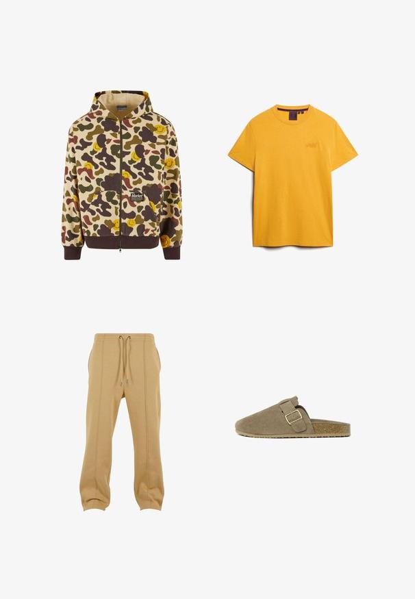 Beige hoodie met ritssluiting en camouflagepatroon, met bruine, groene en gele glimlachende gezichten. Met voorzakken en geribde manchetten.; Gele katoenen T-shirt met korte mouwen, een ronde halslijn en een klein logo op de borst. Zachte textuur met een reguliere pasvorm.; Beige joggingbroek van zachte stof, met een trekkoord in de taille, zijzakken en verticale stiksels langs de benen.; Beige suède instapschoen met kurken zool en verstelbare gesp aan de zijkant, schuin naar rechts op een witte achtergrond.