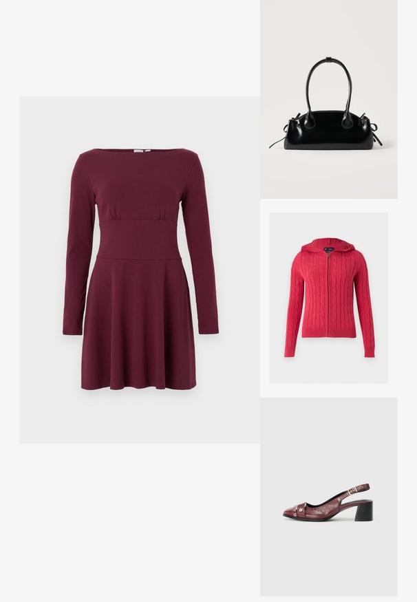 Sweat à capuche rouge en maille torsadée avec fermeture éclair, manches longues et bords-côtes aux poignets et à l’ourlet, sur un fond clair uni.; Robe à manches longues, bordeaux, longueur genou avec taille cintrée et encolure bateau, présentée sur un fond blanc uni.; Chaussure slingback en cuir bordeaux avec un bout arrondi, un design incurvé, des accents en métal argenté et un talon bloc. Finition texturée.; Petit sac à main noir brillant avec deux longues anses et des détails à cordon sur les côtés sur un fond clair uni.