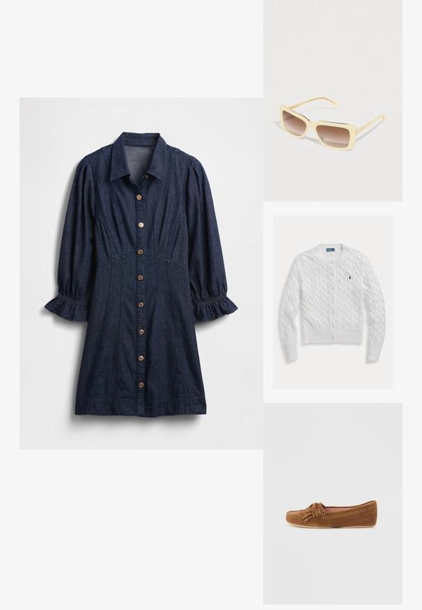 Hvid strikket cardigan med kabelmønster, rund halsudskæring og knaplukning, med ribkant forneden og ved ærmerne. Lille logo på brystet.; Denimbekldning i mf8rkeble5. Har en krave, pufe6rmer med fle6sekant og en knaplukning foran med brune knapper.; Brun mokkalær loafer med kvaster og frynse detaljer, lyserød inderforing og flad sål på neutral baggrund.; Rektangulære solbriller med en lys gul plastikramme og brune gradientlinser. Har minimal branding på siden og slanke stænger.