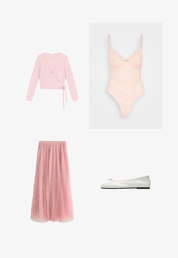 Wikkeltrui van zacht, lichtroze materiaal. Heeft lange mouwen, een diepe V-hals en een striksluiting aan de zijkant. Gevoerd met een fuzzy afwerking.; IN THE STYLE LINGERIE BODYSUIT - Top - rosé; Roze geplooide midi-rok met een kanten onderlaag en een geplooide tailleband, getoond op een witte achtergrond.; Witte leren ballerinas met een klein knoopdetail op de afgeronde neus en een dunne zwarte zool.
