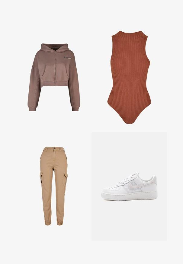 Hoodie zippé court en tissu brun muted. Présente une poche avant, un ourlet côtelé et des poignets côtelés assortis. Logo sportif en haut à gauche.; Body marron côtelé avec un col haut, sans manches, et une silhouette cintrée. Fabriqué en tissu extensible, adapté pour le superposition.; Pantalon cargo beige avec poignets élastiques, fermeture devant par bouton et zip, passants de ceinture, poches latérales à rabat, et coupe slim.; Baskets Nike Air Force 1 basses blanches avec lacets blancs, perforations sur l'embout, et panneau en mesh derrière le logo Nike Swoosh.