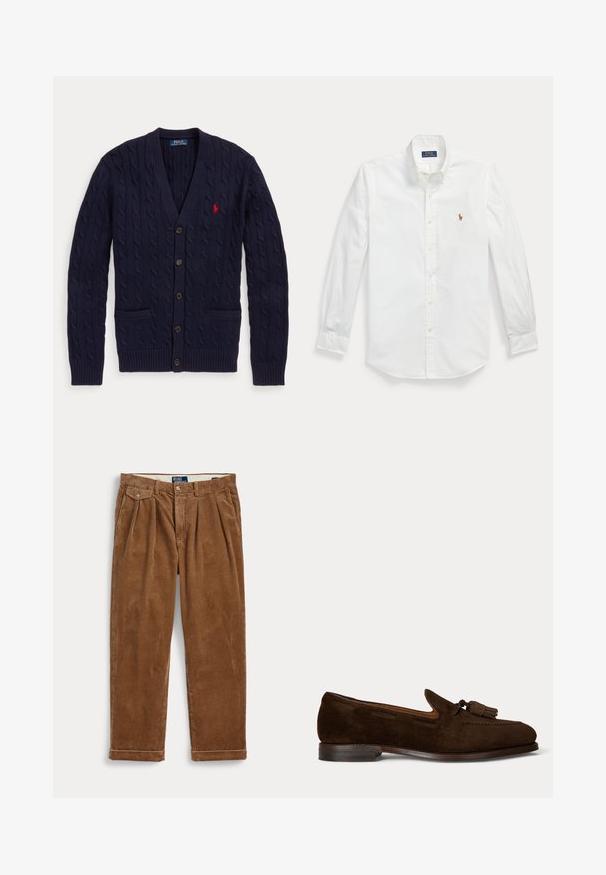 Tmavomodrý pletený kardigán s výstrihom do V, s piatimi gombíkmi, dvoma prednými vreckami a červeným vyšívaným logom Polo Ralph Lauren na hrudi.; Biela košeľa s dlhým rukávom na gombíky, golier s gombíkmi a malé vyšívané logo Polo Ralph Lauren na ľavej strane hrudníka.; Hnedé kordové nohavice s záhybmi, predným gombíkom a zipsom, pútkami na opasok, klopovým vreckom na ľavej strane a manžetovými lemami.; Tmavohnedý pánsky mokasín z brúseného zamatového materiálu s brmbolcami a nízkym stohovaným podpätkom na jednoduchom svetlom pozadí.