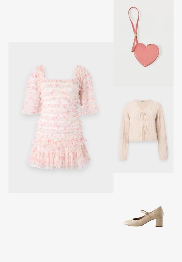 Lys lyserød cropped cardigan lavet af tekstureret strikket stof, med en V-udskæring og en bundet frontlukning. Fremhævet med lodrette ribbede mønstre.; Rynket kjole med firkantet halsudskæring og puffede ærmer, lavet af gennemsigtigt stof med lyserøde blomster mønstre og lagdelte flæser i kanten.; Beige patentlæder Mary Jane-sko med rundet tå, justerbar rem over vristen og blokmellemstilet.; Lyserød hjerteformet lædermøntpose med håndledsrem og guldlås, mærket med lille gyldent "Furla"-tekst.