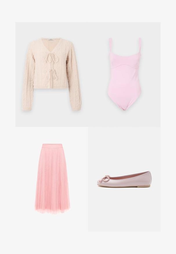Lichtroze cropped cardigan van structuurgebreid materiaal, met een V-hals en een striksluiting aan de voorkant. Versterkt met verticale ribbelpatronen.; Good American TANK - Top - flora; zero MIT PLIESSENDEM BECHER - Plooirok - bridal rose; Lichtroze lakleren ballerina met afgeronde neus, gedraaide koordstrik aan de voorkant en lage beige zool op een witte achtergrond.