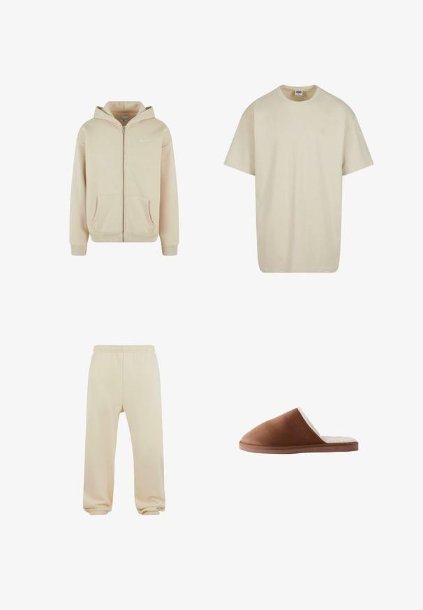 Beige Zip-Hoodie mit Fronttaschen, gerippten Bündchen und Saum. Verfügt über ein kleines weißes Logo auf der linken Brustseite. Weicher Stoff.; Hellbeiges Baumwoll-T-Shirt mit kurzen Ärmeln, Rundhalsausschnitt und legerer Passform. Der Stoff wirkt glatt ohne sichtbare Muster oder Akzente.; Beige Jogginghose mit elastischem Bund, Bündchen am Saum und glatter Textur. Einfaches, gerades Design ohne Muster oder Verzierungen.; Braune Wildleder-Hausschuhe mit einer weichen weißen Fütterung, ausgestattet mit einem geschlossenen Zehendesign und einer flachen, strukturierten Sohle.