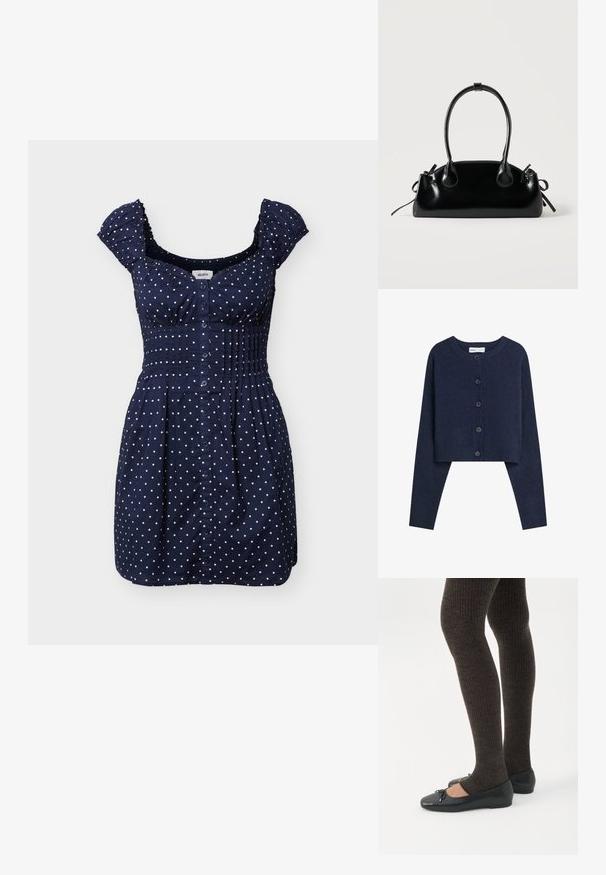 Gilet court navy en tissu doux avec des manches longues, un col rond et une fermeture à six boutons sur le devant.; Robe courte bleu marine à pois blancs, avec boutons sur le devant, taille froncée et petites manches volantées.; Jambes portant des leggings côtelés foncés associés à des ballerines noires avec de petits détails en nœud sur fond blanc.; Petit sac à main noir brillant avec deux longues anses et des détails à cordon sur les côtés sur un fond clair uni.