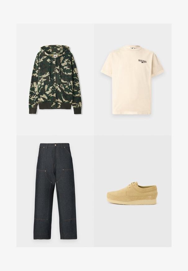 Camo zip-up hoodie met een mix van donker groen, licht groen en beige patronen, voorzien van een voorzak en een capuchon met trekkoord.; Beige T-shirt met korte mouwen, ronde hals en kleine zwarte "Service Works" tekst en afbeelding op de linkerborst.; Donkerblauwe spijkerbroek met een brede pijp, voorzien van contrasterende oranje stiksels, voorzakken en een klassieke knoopsluiting.; Beige suède casual schoen met mocassinnaad, veterontwerp en dikke rubberen zool, zijaanzicht op een lichte achtergrond.