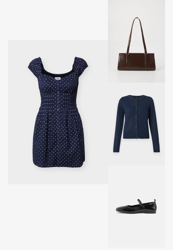 Marineblauwe cardigan van zacht, gestructureerd stof, met een ronde halslijn, lange mouwen en zes zwarte knopen aan de voorkant.; Marineblauw kort jurkje met witte polkadots, knoopsluiting aan de voorkant, gerimpelde taille en gerimpelde mouwtjes.; Zwarte patenten leren ballerina met een spitse neus, een enkelbandje met een gesp en een gladde, glanzende textuur. Lage hak voor comfort.; Bruine lakleren handtas met een rechthoekige vorm, twee lange handvatten en subtiele gebogen accenten aan de voorkant.