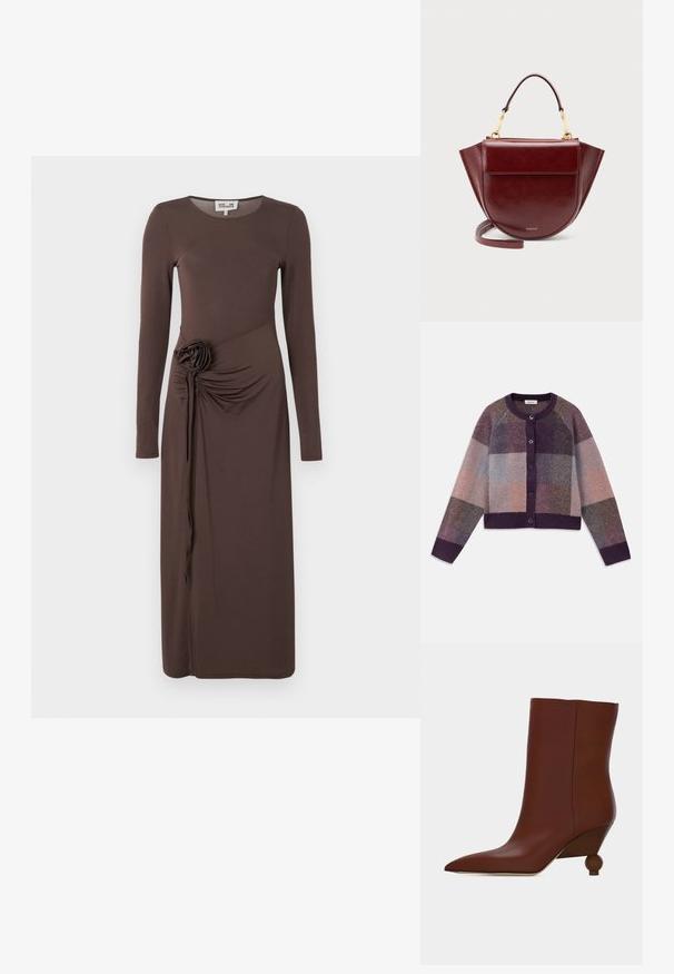Strik cardigan i nuancer af lilla, grå og beige, med et ternet mønster, rund hals og lukning med knapper foran.; Langærmet, mørkebrun tætsiddende kjole med rund halsudskæring og rynkede detaljer fremhævet af en stofrose på venstre talje.; Brun læderankelstøvle med spids tå og unik afrundet træhæl på en ensfarvet lys baggrund.; Mørkerød lædertaske med topgreb, guldfarvet hardware, klaplomme foran og lang rem, sat mod en ensartet lys baggrund.