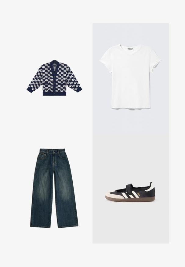 Navyblauwe cardigan met een herhalend wit "WB"-patroon, geribde manchetten, een v-hals en vijf knopen aan de voorkant. Zachte textuur.; Effen wit T-shirt met korte mouwen en V-hals, met een klein "WEEKDAY" label aan de binnenkant van de kraag, getoond op een lichtgrijze achtergrond.; Donkerblauwe wijde jeans met vijf zakken en zichtbare stiksels, plat gelegd op een witte achtergrond.; Zwart-beige sneaker met een klittenbandsluiting, drie witte strepen aan de zijkant en een getextureerde bruine rubberen zool. Merkembleem zichtbaar.