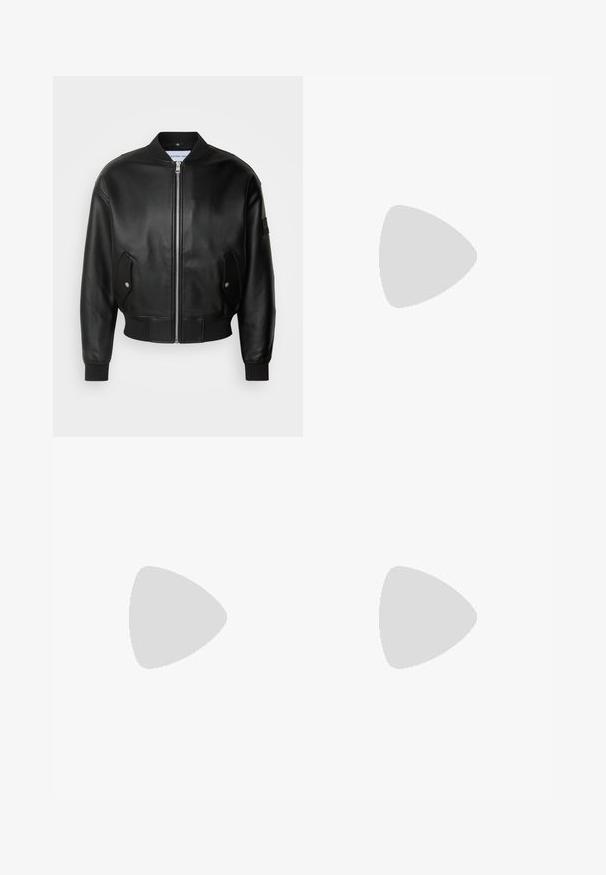Calvin Klein Jeans Bomberjakke - black; Sort bomulds-T-shirt med rund hals og korte ærmer. Har en lille hvid "Calvin Klein"-logo på forsiden. Glat, klassisk pasform.; Sorte jeans med lige ben i denim med knap- og lynlås-lukning foran, for- og baglommer, vist på hvid baggrund.; Sorte læder chelsea støvler med tekstureret finish, elastiske sidepaneler og en robust gummisål. Subtil branding på hælen.