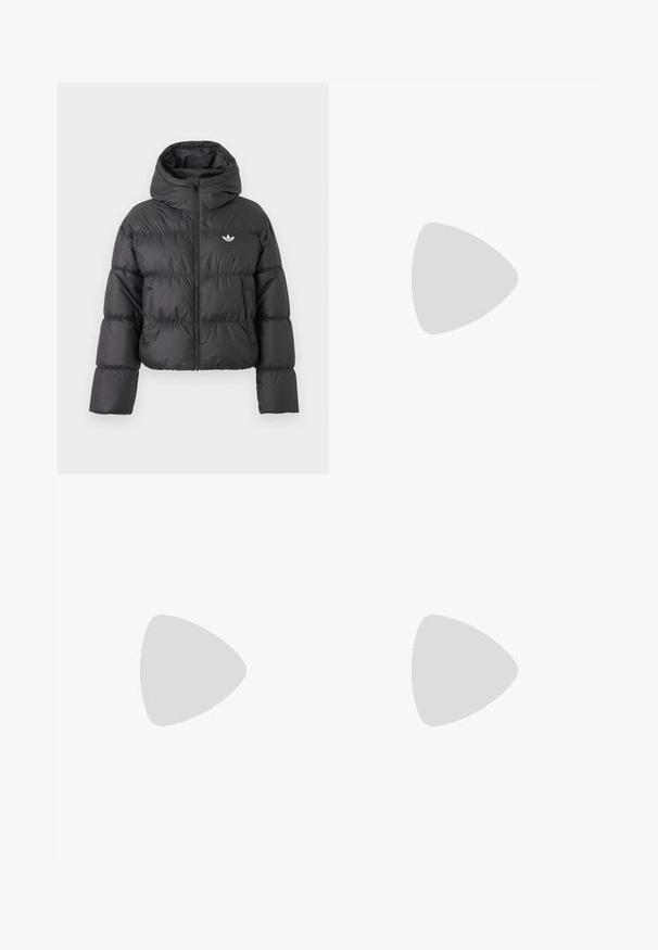 Schwarze kurz geschnittene Daunenjacke mit hohem Kragen, Frontreißverschluss, zwei Seitentaschen und weißem Adidas-Trefoil-Logo auf der Brust.; Schwarzes Langarmkleid mit V-Ausschnitt, weißen Streifen entlang der Ärmel und einem seitlichen Schlitz. Aus weichem Stoff gefertigt, mit einem kleinen Logo auf der Brust.; Weiße Sneaker mit mintgrünen Streifen, Gummisohle und Schnürsenkeln, kombiniert mit gerippten cremefarbenen Socken. Vor einem gelben Hintergrund.; Schwarze Lederhandtasche mit zwei kurzen Griffen, silbernem Zubehör, weißen Akzenten und einem weißen Logo. Verfügt über eine strukturierte Oberfläche und ein kompaktes Design.