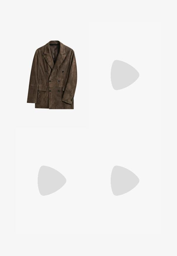 Brauner Wildleder-Zweireiher-Blazer mit Kerbkragen, sechs schwarzen Knöpfen, zwei vorderen Pattentaschen und einer Brustleistentasche.; Langärmeliges blau-graues kariertes Hemd mit spitzem Kragen und zwei vorderen Brusttaschen mit Knopfverschluss.; Dunkelblaue gerade geschnittene Jeans aus Denim mit fünf Taschen und orangefarbenen Kontrastnähten, flach auf einem weißen Hintergrund ausgelegt.; Braune Leder-Cowboystiefel mit hohem Schaft, spitzem Zehenbereich, aufwendigen Stickmustern und kleinem Absatz. Strukturierte Oberflächenbeschaffenheit.