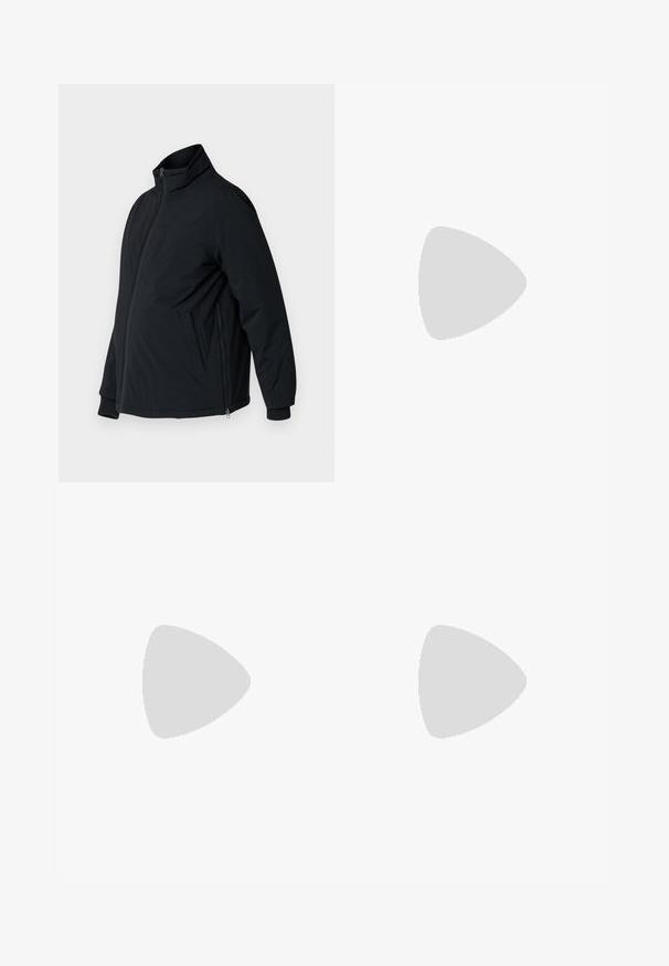 Veste noire matelassée avec col montant, poches latérales et poignets élastiques. Présente un devant zippé et une texture lisse.; Pull blanc à manches longues avec un col rond, présentant un design plié en diagonale à l'avant et des bords côtelés aux poignets et à l'ourlet. Matériau doux.; ONLY MATERNITY OLMHALLE - Pantalon classique - black; Mocassins en cuir noir avec accents texturés, talon bas, bout arrondi, et coutures visibles. Modèle portant un pantalon sombre et un haut gris.