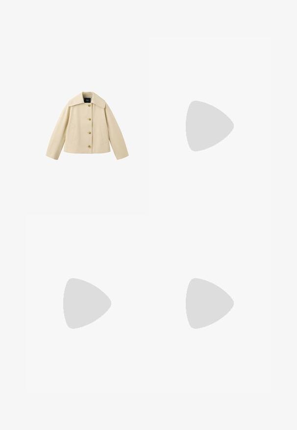 Veste courte beige avec col large, quatre boutons sur le devant et deux poches latérales, présentée sur fond blanc.; Robe midi beige sans manches en tricot côtelé avec un décolleté épaules dénudées et un corsage ajusté s'évasant sur une jupe plissée.; Sandale à talons hauts en cuir marron avec fines brides, boucle d'orteil et boucle à la cheville sur un talon kitten.; Pochette rectangulaire en cuir beige avec rabat pliable et texture lisse, présentée sur fond blanc.