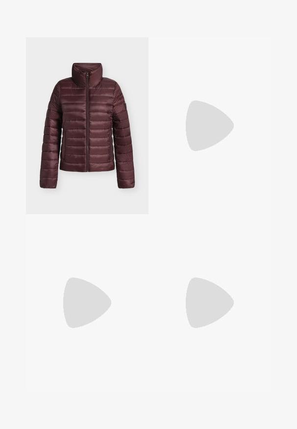 Bordeaux doorgestikte donsjas met hoge kraag en ritssluiting aan de voorkant, ontworpen voor warmte en licht comfort.; Bordeaux coltrui, gebreid, met ribbeldetails op de kraag en manchetten, met een boxy vorm en een zachte textuur.; Donkere denim jeans met wijde pijpen, een hoge taille, een ontwerp met vijf zakken en contrasterende gele stiksels langs de naden.; Zign by Zalando LEATHER - Lage laarzen - bordeaux