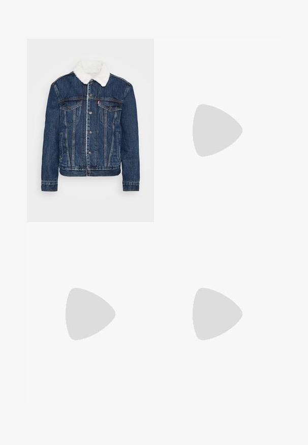 Chaqueta de mezclilla en azul oscuro con un cuello de forro polar blanco, dos bolsillos en el pecho y cierres de botón clásicos. Presenta una textura desgastada.; Top negro de manga larga con diseño ajustado y tejido acanalado. Presenta un cuello redondo y un pequeño logo blanco de "Levi's" en el pecho izquierdo.; Jeggings de denim azul con una textura suave, cintura alta, diseño de cinco bolsillos y piernas ajustadas. Largo estándar con un dobladillo liso.; Zapatillas altas negras con cordones blancos, un logo blanco y costuras en blanco que contrastan. Presentan una suela blanca gruesa y una parte superior de ante texturizado.