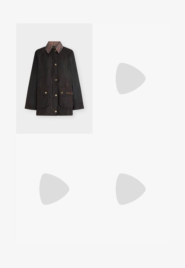 Donkerbruine gewaxte jas met geruite kraag, knoopsluiting aan de voorkant en twee grote drukknopenzakken met het label Barbour aan de onderkant voor.; Witte blouse met lange mouwen, knoopsluiting, een knoopsluitkraag en een klein geborduurd logo op de linkermanchet.; Lauren Ralph Lauren SLIM FIT STRETCH CHINO PANT - Chino - navy; Bruine leren kniehoge laars met een gladde textuur, ronde neus en minimale stikdetails. De zool is plat met een lage hak.