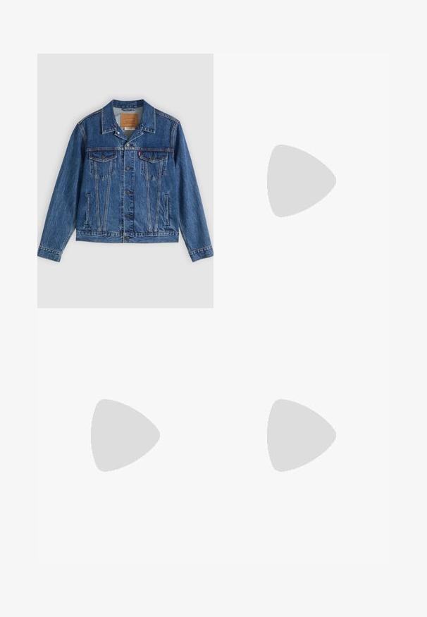 Denimjakke i blå med et klassisk design, der har to brystlommer, sidelommer og metalliske knapper. Karakteristiske syningdetaljer.; Enkel hvid T-shirt med korte ærmer og rund hals med afslappet pasform, vist på en lys baggrund.; Mørkeblå denimjeans med lige ben, fem lommer og gyldne syninger. Har knaplukning og kobbernitter. Glat tekstur.; Brun læder ankelstøvle med en glat overflade, elastiske sidepaneler, en rund tå, dekorativ syning og en lav blokhæl.