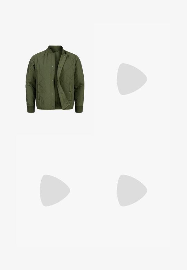 Olivgrüne gesteppte Jacke mit Druckknopfverschluss, geripptem Kragen und Bündchen, zwei vorderen Klappentaschen, teilweise geöffnet dargestellt.; Olivgrüner Hoodie aus weichem Material, mit einer geräumigen Kapuze mit Kordelzügen sowie gerippten Bünden und Saum für eine angenehme Passform.; Beige Cargo-Hosen mit zwei Seitentaschen, Knopfverschluss, weitem Beinansatz und umgeschlagenen Säumen für eine verstellbare Länge. Aus Baumwollstoff.; Braune wasserdichte Knöchelstiefel aus strukturiertem Leder, mit goldenen Ösen, runder Zehenform und einer leichten, strukturierten Gummisohle.