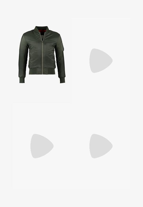 Dunkelgrüne Bomberjacke mit Frontreißverschluss, geripptem Kragen, Bündchen, Saum, seitlichen Taschen mit Knöpfen und Reißverschlusstasche am linken Ärmel.; Schwarzes Baumwoll-T-Shirt mit Rundhalsausschnitt und kurzen Ärmeln. Der Stoff hat eine glatte Textur und keine Muster oder Akzente. Normale Passform.; Dunkelblaue Denim-Jeans mit geradem Bein, fünf Taschen, goldenen Nähten und einer glatten Textur. Knopfverschluss an der Taille.; Schwarzer und grauer Nike Air Max Sneaker mit weißem Swoosh, schwebend über einer Betonfläche vor einem verschwommenen dunklen Hintergrund.