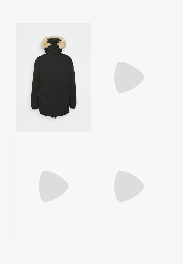 Schott NELSON - Wintermantel - black; Zwarte blouse met lange mouwen, knoopsluiting, kraag, knoopmanchetten en een klein logo aan de linkerkant van de borst, tentoongesteld op een vlakke ondergrond.; Zwarte denim jeans met een slim fit, voorzien van vijf zakken, riemlussen en subtiele stiksels. Versleten textuur over de stof.; Zwarte rubberen enkelboot met een gestructureerde afwerking, dikke, getreadde zool, elastische zijpanelen en een trekband aan de achterkant, rustend op een houten oppervlak.