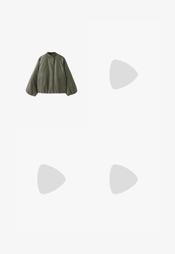 Olivengrøn bomberjakke med opretstående krave, lange oppustede ærmer, forlommer og elastisk kant og manchetter.; Hvid bomuld t-shirt med korte ærmer og rund halsudskæring. Har en afslappet pasform og et minimalistisk design uden mønstre eller accenter.; Lysblå denim jeans med lige ben, fem-knap lukning og baglommer med diskret stikning.; Hvid Adidas Samba sneaker med sorte striber og gummsål, svævende over teksturerede grå betonstrin.