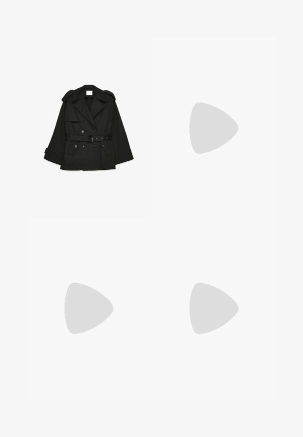Abrigo trench de doble botonadura negro con cinturón, grandes solapas, epauletas abotonadas y bolsillos con solapa sobre un fondo blanco.; Camiseta de algodón negra con cuello redondo. Presenta texto en blanco, incluyendo caracteres japoneses y "Slurp Away", en el área del pecho izquierdo.; Pantalones cargo de un gris oscuro, hechos de una tela ligera, que cuentan con un cinturón de hebilla redonda, dos bolsillos laterales y dos bolsillos cargo.; Zapatillas deportivas negras con upper de tela texturizada, suela de goma gruesa y detalles de cordones en contraste. Presenta refuerzo en el talón y logotipo.