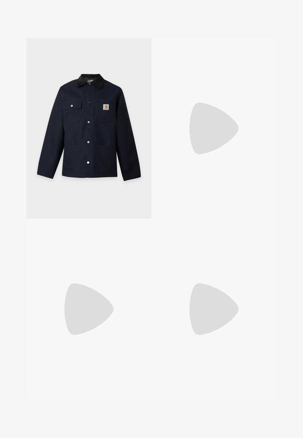Veste bleu marine foncé avec col en velours côtelé noir, quatre poches avant, boutons-pression argentés et un petit écusson logo carré sur la poche poitrine.; Chemise rayée vert et blanc, dotée d'un col boutonné, de manches longues, d'une poche avant et d'une petite étiquette logo.; Pantalons en denim bleu foncé à jambes larges avec une taille haute, fermeture à cinq boutons et cinq poches. Présente des accents de couture sur les coutures.; Bateau en cuir rose avec des lacets marron, des œillets en métal et une semelle en caoutchouc épaisse de couleur marron, présenté en profil sur un fond blanc.