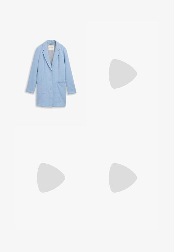 Lichtblauwe, lange mouwen blazer met ingesneden revers, drie knopen aan de voorkant en twee grote opgestikte zakken op een witte achtergrond.; Lichtblauw geribd mouwloos tanktopje met ronde hals en label waarop maat small staat.; Lichtblauwe uitlopende jeans van zachte denim. Beschikt over vijf zakken, riemlussen en een knoopsluiting. Onbewerkte zoom aan de onderkant.; Witte sportschoen met een bovenwerk van mesh en synthetisch materiaal, voorzien van zilveren accenten en een gestructureerde rubberen zool, gelabeld "TOM TAILOR."